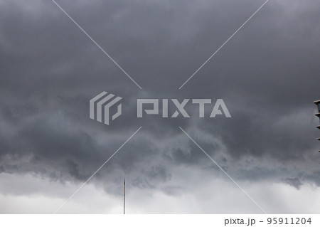 都会の秋の空・竜巻が発生しそうな嵐の雨雲が広がる空と避雷針（東京都千代田区） 95911204