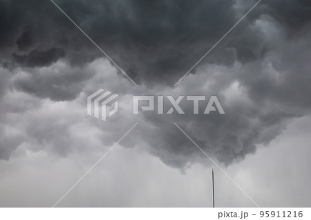 都会の秋の空・竜巻が発生しそうな嵐の雨雲が広がる空と避雷針（東京都千代田区） 95911216