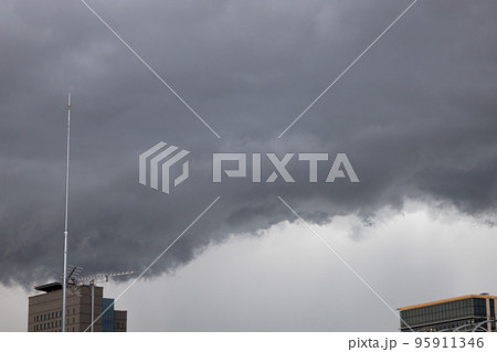 都会の秋の空・竜巻が発生しそうな嵐の雨雲が広がる空と避雷針とビル（東京都千代田区） 95911346
