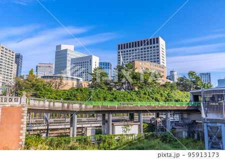 日本の東京都市景観 四ツ谷駅前の上智大学や街並みなどを望む 日本の東京都市景観 四ツ谷駅前の上智大学や街並みなどを望む 95913173