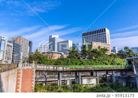 日本の東京都市景観　四ツ谷駅前の上智大学や街並みなどを望む 95913175