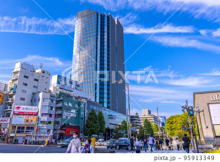日本の東京都市景観　四ツ谷駅前のコモレ四谷タワーなど街並みを望む 95913349