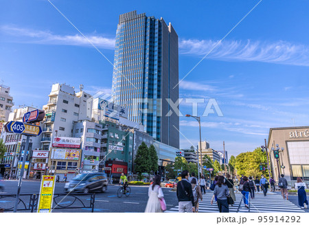 日本の東京都市景観　四ツ谷駅前のコモレ四谷タワーなど街並みを望む 95914292
