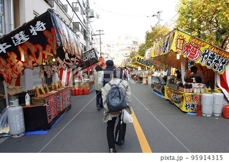 縁日には延々と続く露店を見ながら食べ歩く 縁日には延々と続く露店を見ながら食べ歩く 95914315