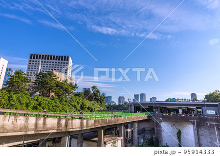 日本の東京都市景観　四ツ谷駅（赤坂口）など街並みを望む 95914333