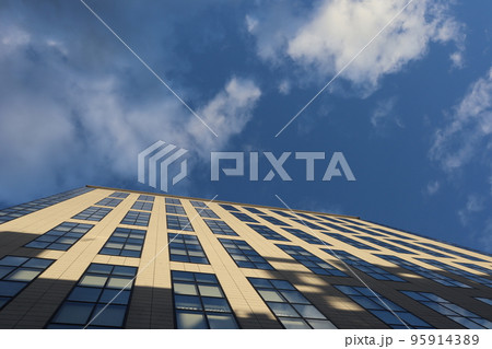 青空と白い雲と高層ビルを下から見上げた空の風景 95914389