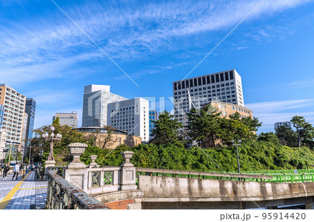 日本の東京都市景観　四ツ谷駅前の上智大学など街並みを望む 95914420