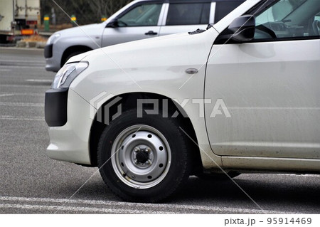 駐車場にとまるトヨタの商用車 95914469