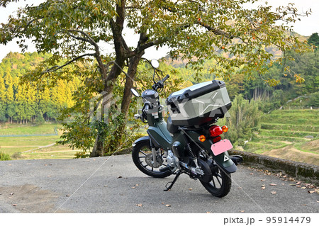 ツーリングバイクのある風景 95914479