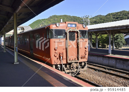 停車するキハ気動車 95914485