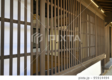 格子戸のある風景 95914494