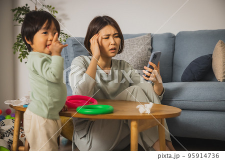 育児ストレスイメージ 95914736