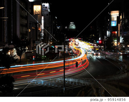 兵庫県　国宝　姫路城（ライトアップ）　10月 95914856