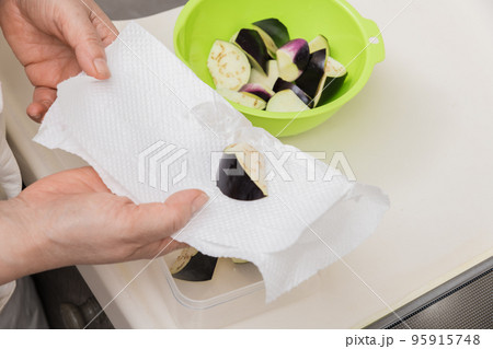 【ミドル主婦が乱切りした茄子の水分を取る】 95915748