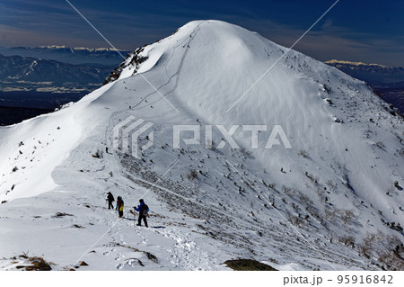 冬の八ヶ岳連峰・西天狗岳へ向かう登山者 95916842