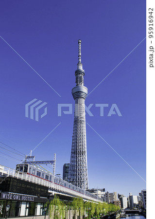 東京スカイツリー　東武伊勢崎線の電車との風景 95916942