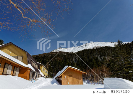 冬の八ヶ岳連峰・オーレン小屋から見る硫黄岳稜線 95917130