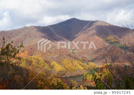 磐梯吾妻レークラインより磐梯吾妻連山・小野川湖を望む 紅葉の風景 磐梯吾妻レークラインより磐梯吾妻連山・小野川湖を望む 紅葉の風景 95917245
