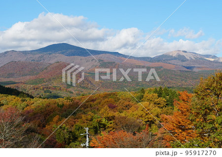 土湯道路より磐梯吾妻連山を望む 紅葉の風景 土湯道路より磐梯吾妻連山を望む 紅葉の風景 95917270