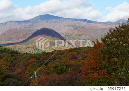 土湯道路より磐梯吾妻連山を望む 紅葉の風景 土湯道路より磐梯吾妻連山を望む 紅葉の風景 95917272