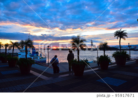 大阪港区 天保山から見た大阪湾の夕景 大阪港区 天保山から見た大阪湾の夕景 95917671