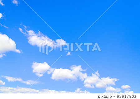 夏の終わりの青空 95917803