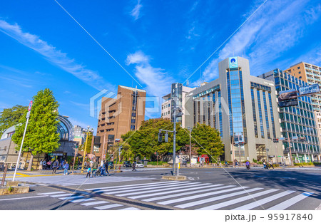 日本の東京都市景観 「四谷駅前」交差点から四ツ谷駅（麹町口）やコモレ四谷タワーなど街並みを望む 95917840