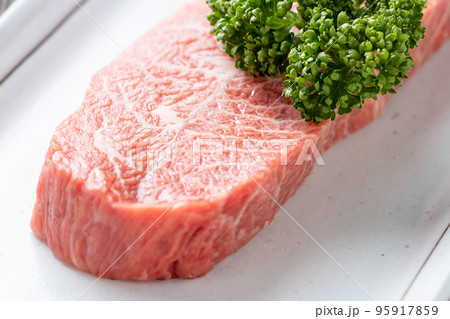 牛肉(ステーキ用ミスジ)のアップ。 95917859