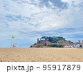 浜辺にある中世のお城 95917879
