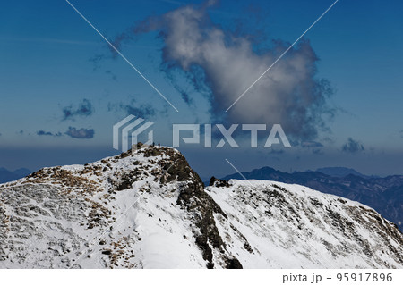 冬の八ヶ岳連峰・西天狗岳から見る東天狗岳と両神山・御座山 95917896