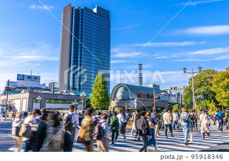 日本の東京都市景観 「四谷駅前」交差点から四ツ谷駅（麹町口）やコモレ四谷タワーなど街並みを望む 95918346