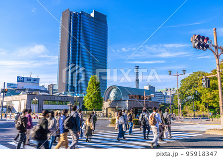 日本の東京都市景観 「四谷駅前」交差点から四ツ谷駅（麹町口）やコモレ四谷タワーなど街並みを望む 95918347