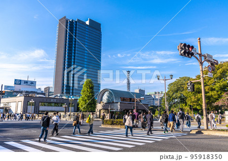 日本の東京都市景観 「四谷駅前」交差点から四ツ谷駅（麹町口）やコモレ四谷タワーなど街並みを望む 95918350