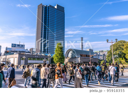 日本の東京都市景観 「四谷駅前」交差点から四ツ谷駅（麹町口）やコモレ四谷タワーなど街並みを望む 95918355
