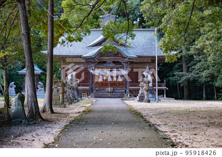 天萬神社　参道と拝殿　鳥取県西伯郡南部町天萬 95918426