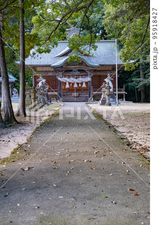 天萬神社 参道と拝殿 鳥取県西伯郡南部町天萬 天萬神社 参道と拝殿 鳥取県西伯郡南部町天萬 95918427