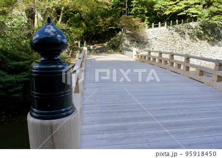 新しく架け替えた松江城の千鳥橋 95918450