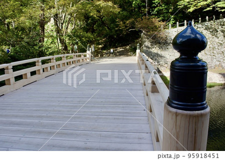 新しく架け替えた松江城の千鳥橋 95918451