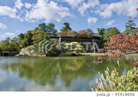 秋の国宝松江城風景 (堀と石垣と櫓) 秋の国宝松江城風景 (堀と石垣と櫓) 95918608