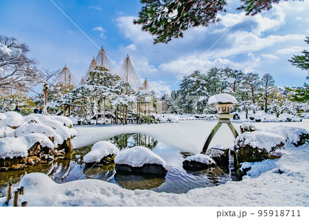 雪化粧した兼六園　～霞ヶ池～ 95918711