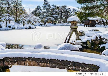 雪化粧した兼六園　～霞ヶ池～ 95918718