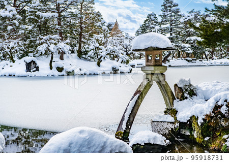 雪化粧した兼六園 ~霞ヶ池~ 雪化粧した兼六園 ~霞ヶ池~ 95918731