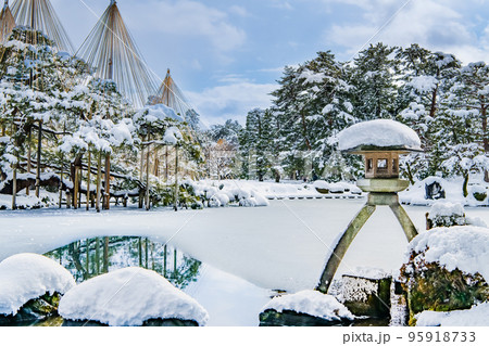 雪化粧した兼六園　～霞ヶ池～ 95918733