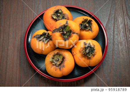 自宅で採れた傷物の次郎柿 自宅で採れた傷物の次郎柿 95918789