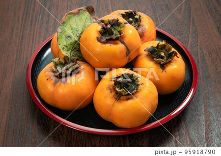 自宅で採れた傷物の次郎柿 自宅で採れた傷物の次郎柿 95918790