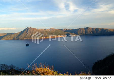 秋晴れの摩周湖 95918972