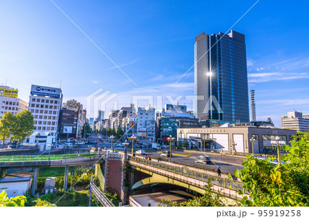 日本の東京都市景観　四ツ谷駅や「四谷見附」の交差点、コモレ四谷タワーなどを望む 95919258