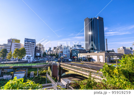 日本の東京都市景観　四ツ谷駅や「四谷見附」の交差点、コモレ四谷タワーなどを望む 95919259