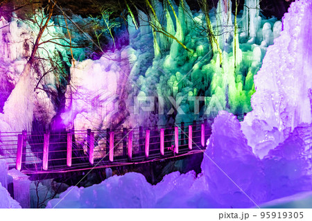 埼玉・秩父　ライトアップされた尾ノ内氷柱 95919305