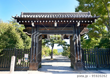 初秋に歩く歴史の痕が残る京都御苑の蛤御門 初秋に歩く歴史の痕が残る京都御苑の蛤御門 95920262
